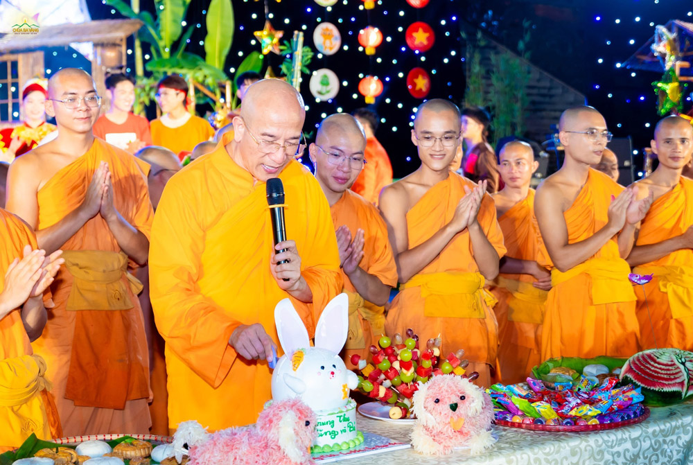 Sư Phụ cắt bánh sinh nhật mừng kỷ niệm CLB La Hầu La tròn 4 tuổi