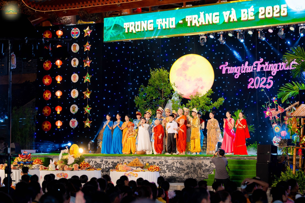 Sau vở hoạt kịch đầy ý nghĩa, các bạn nhỏ cùng hát vang ca khúc “La Hầu La và những niềm vui”