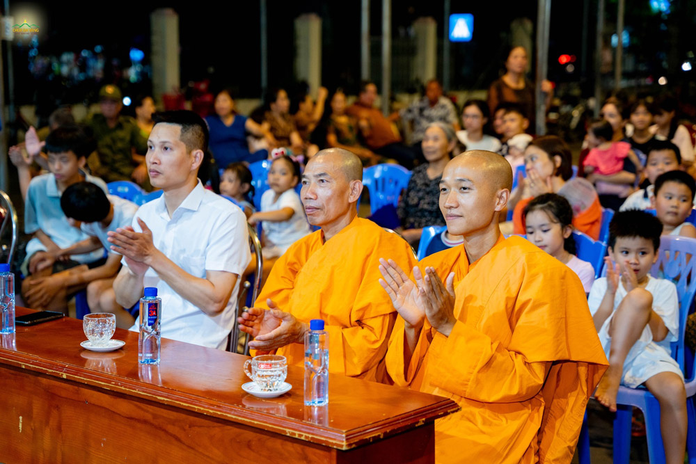 Chư Tăng tham dự chương trình 