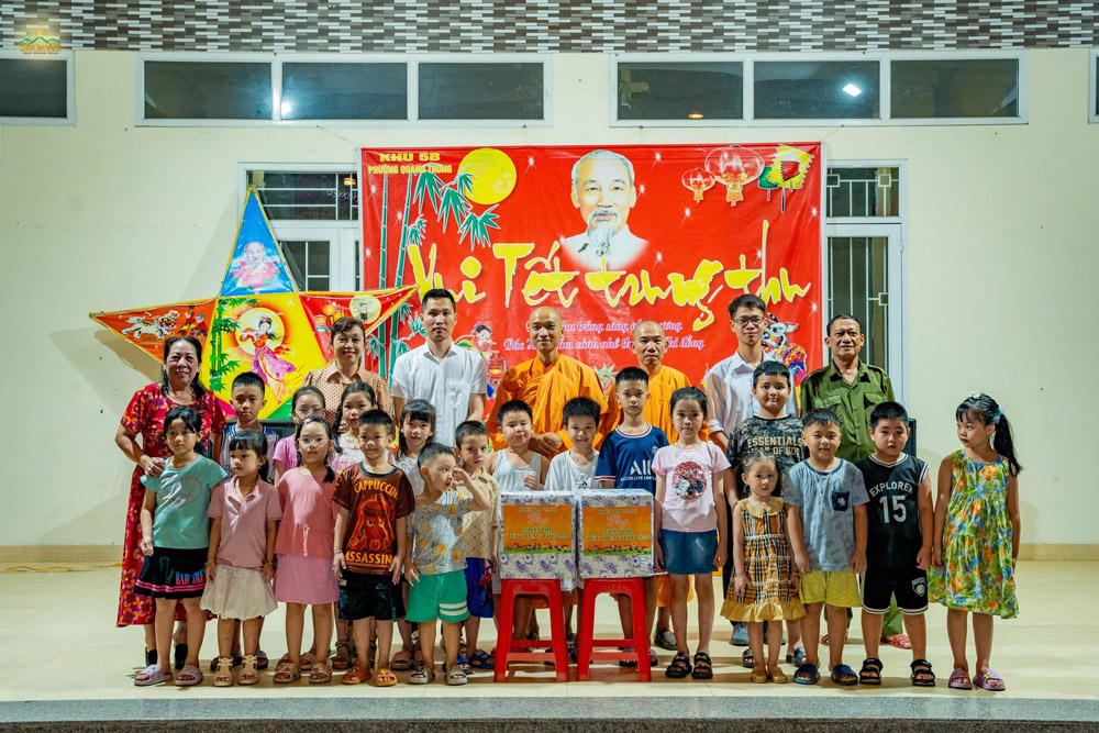 Chư Tăng tặng quà Tết Trung thu cho các em nhỏ tại khu phố Quang Trung 5B, phường Uông Bí