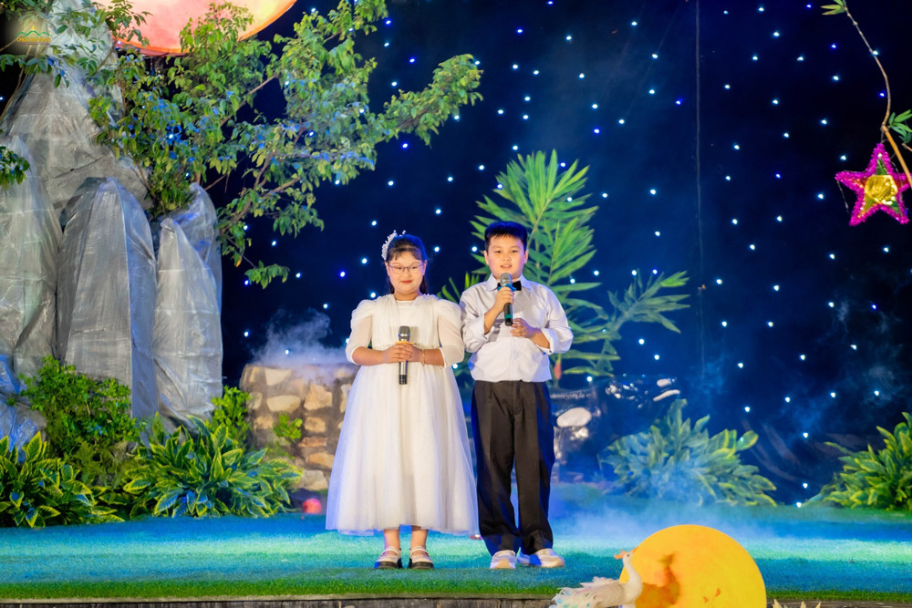 Bạn Minh Sang và bạn Ngọc Huyền kể câu chuyện Đức Phật độ Ngài La Hầu La trong chương trình