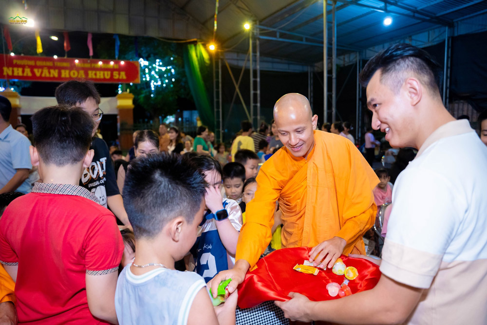 Chư Tăng phát bánh kẹo cho các bạn nhỏ