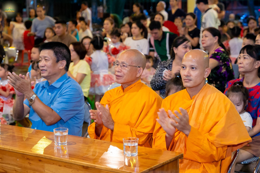 Chư Tăng tham dự chương trình 