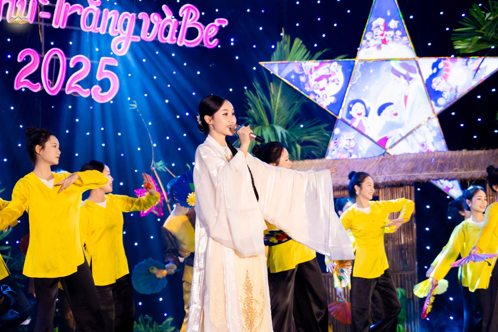 Còn đây chắc là chị Hằng Nga xinh đẹp từ cung trăng xuống vui Trung thu cùng các bạn nhỏ đấy!