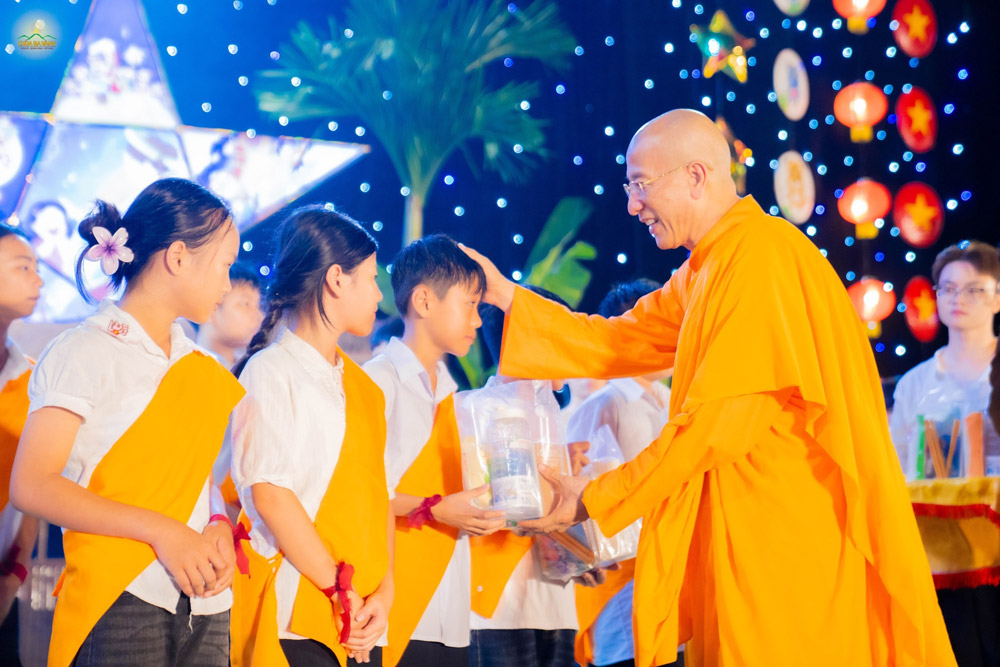 Nhân chương trình Trung thu - Trăng và bé 2025, với lòng từ bi, trên Sư Phụ và chư Tăng đã trao tặng những phần quà Trung thu ý nghĩa đến các bạn nhỏ đã xuất sắc hoàn thành các bài tập đạo đức và các bạn có hoàn cảnh đặc biệt