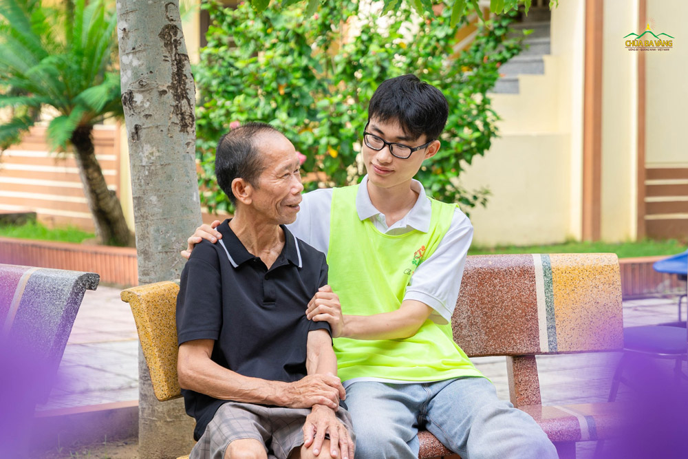 Bạn trẻ lắng nghe ông kể chuyện – giây phút kết nối hai thế hệ thật gần gũi, ấm áp