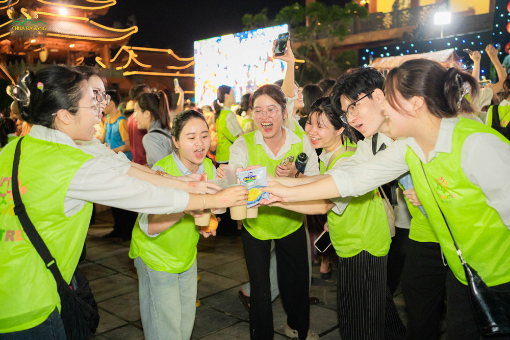 1,2,3 …. cùng chúng mình uống trà sữa hương vị Nhà lớn thơm ngon nào!  