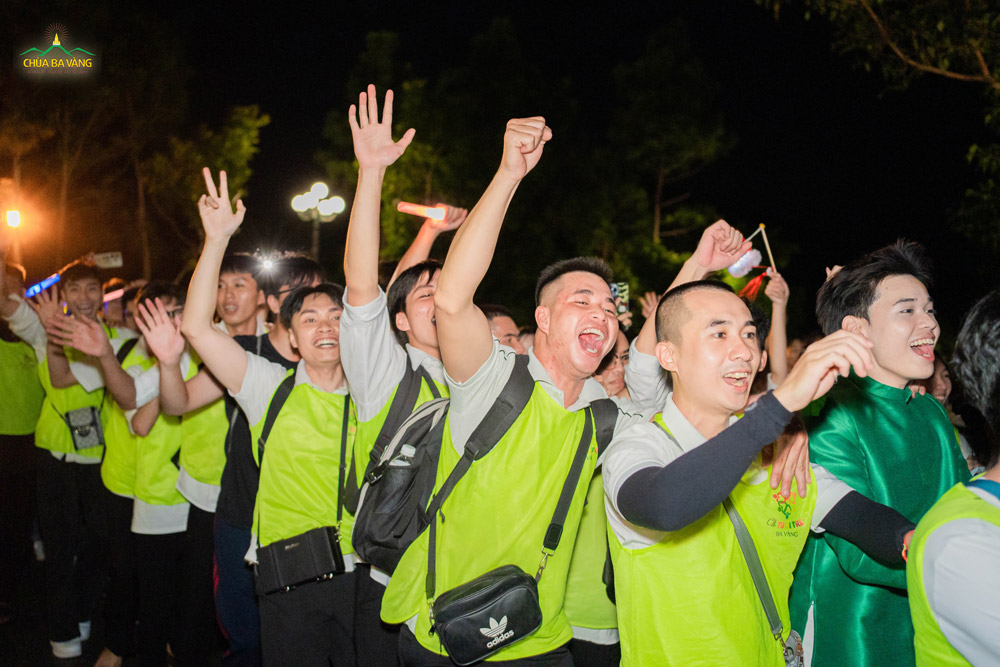 Cùng kết thành hàng dài đi rước đèn thôi!