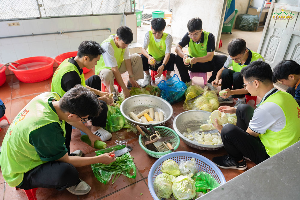 Các bạn cùng nhau vào bếp, hỗ trợ trung tâm chuẩn bị cơm trưa cho cụ ông, cụ bà