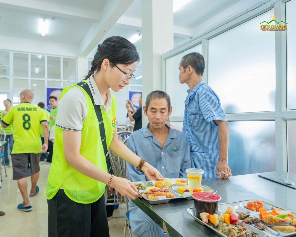 Được quan tâm, chăm sóc đến các cụ, chắc hẳn các bạn thấy rất hạnh phúc!