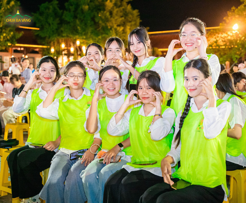 Những nụ cười hạnh phúc của bạn trẻ khi được hòa vào không khí vui tươi, sôi động, đón xem các tiết mục văn nghệ trong chương trình “Trung thu - Trăng và bé 2025”
