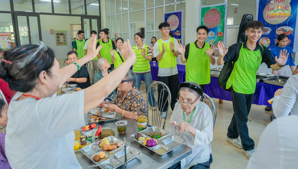 “Chúng con rất vui được đến thăm các cụ. Chúng con chúc các cụ ăn ngon và luôn vui…” - Các bạn gửi lời chào tạm biệt đến các cụ trước khi trở về.