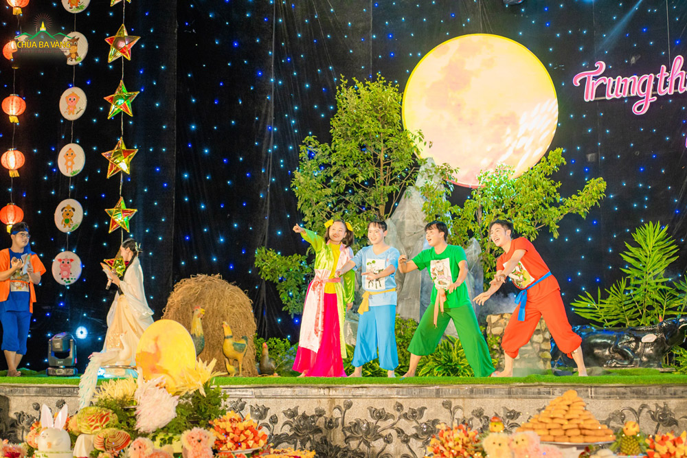 Các bạn trẻ hóa trang thành bộ tứ Trạng Tí, Sửu, Dần, Mẹo để giao lưu cùng các em nhỏ