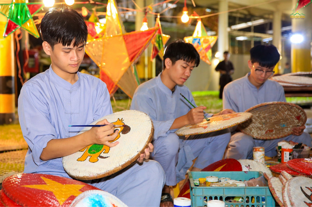Các bạn có đoán được con vật gì đang được vẽ trên mẹt không?