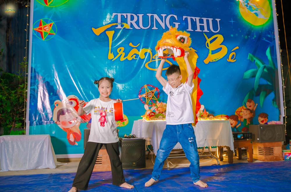 Tiết mục văn nghệ thú vị do các bạn nhỏ biểu diễn dành tặng cho các ông bà, bố mẹ trong chương trình.  