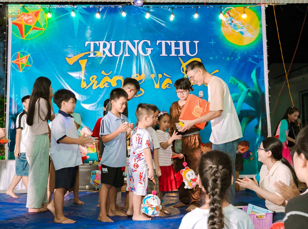 Những món quà được các Phật tử dành tặng các con nhân dịp Trung thu  
