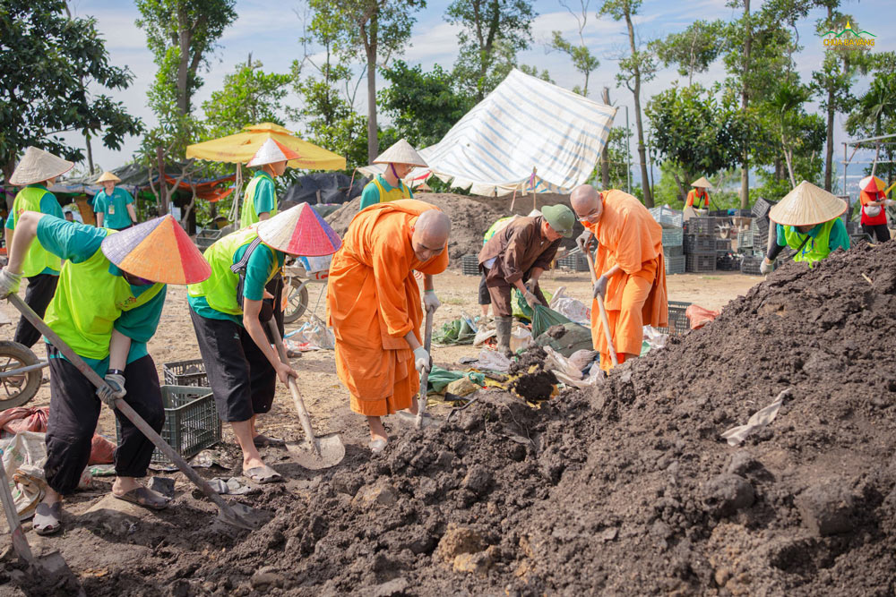 Sau khi nghe chia sẻ, các bạn được tham gia lao tác cùng chư Tăng. Có lẽ đây là những khoảnh khắc đáng quý và hạnh phúc nhất trong hành trình tu học tháng này của các bạn đúng không nhỉ?