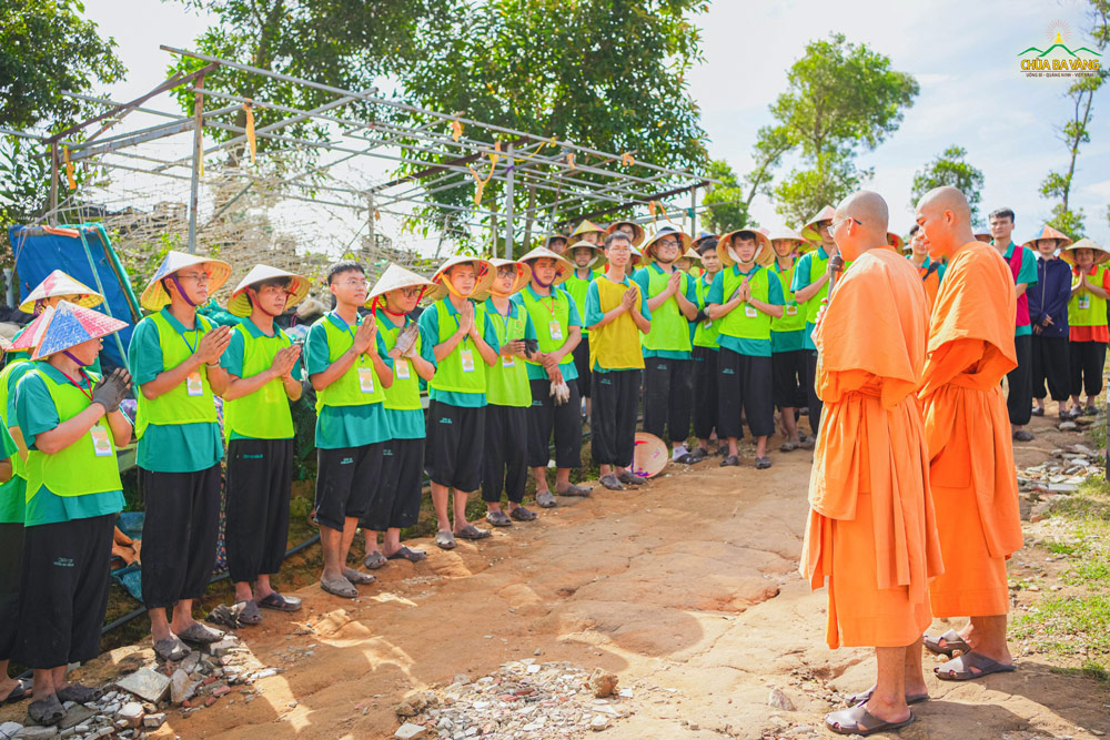 Chư Tăng đến thăm và chia sẻ cùng các bạn khóa sinh đang lao tác tại khu vực vườn Bạch Ngọc