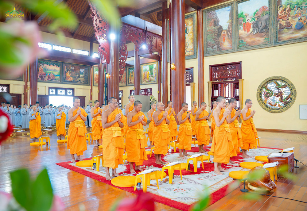 Các Phật tử và thành viên trong CLB Tuổi trẻ tham gia Pháp đàn Lương Hoàng Bảo Sám theo sự dẫn chúng của chư Tăng