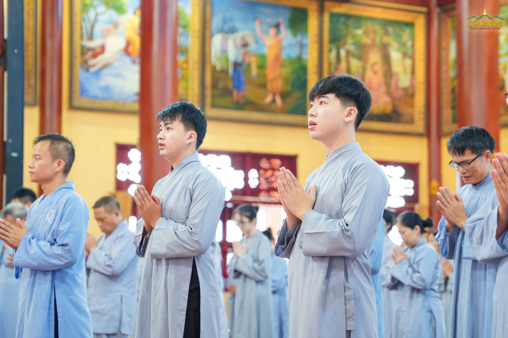 Trong không gian thanh tịnh, các bạn trẻ trang nghiêm chắp tay, thành tâm hướng về Tam Bảo, sám hối theo Pháp đàn.