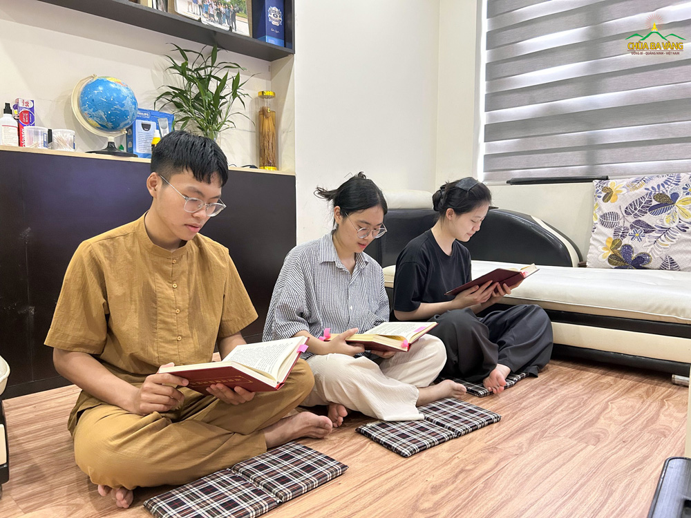 Tại địa phương, các bạn cùng nhau thực hành sám hối theo Pháp đàn thông qua mạng trực tuyến