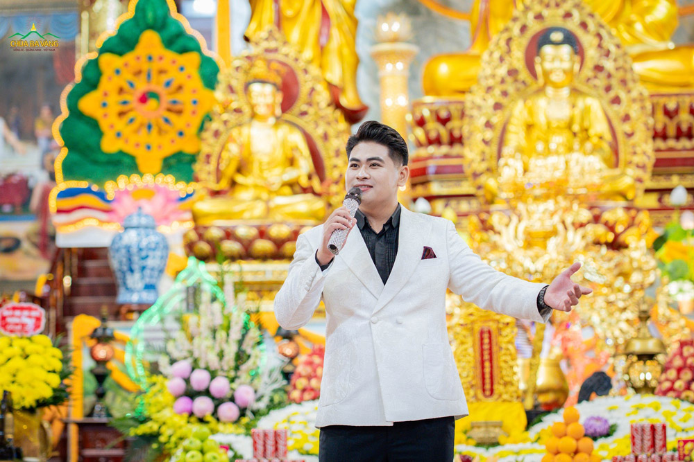 Ca sĩ Trần Cảnh thể hiện ca khúc
