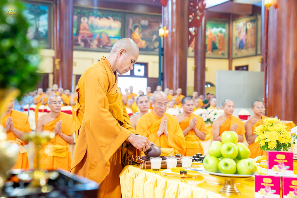 Thầy Thích Trúc Thái Nhân dâng trà cúng Tổ Sư