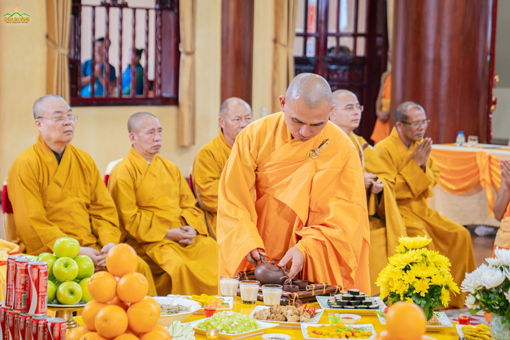 Thầy Thích Trúc Thái Thành dâng trà cúng Tổ Sư
