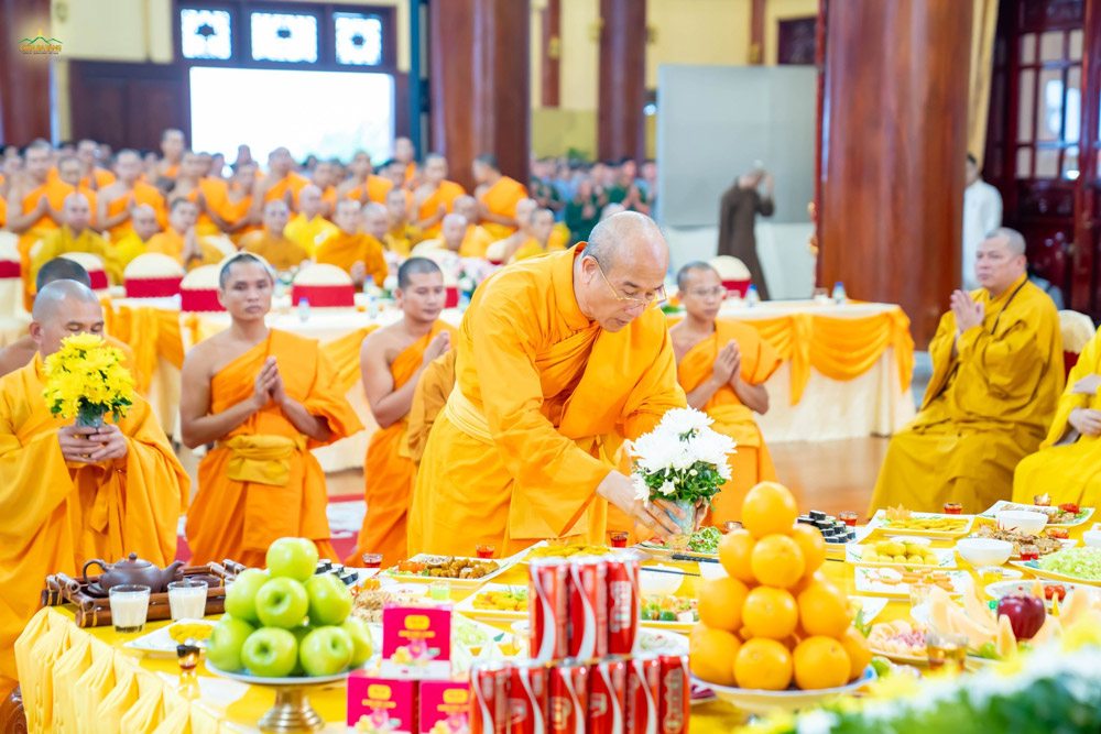 Thầy Thích Trúc Thái Minh dâng hoa lên hương án Tổ Sư