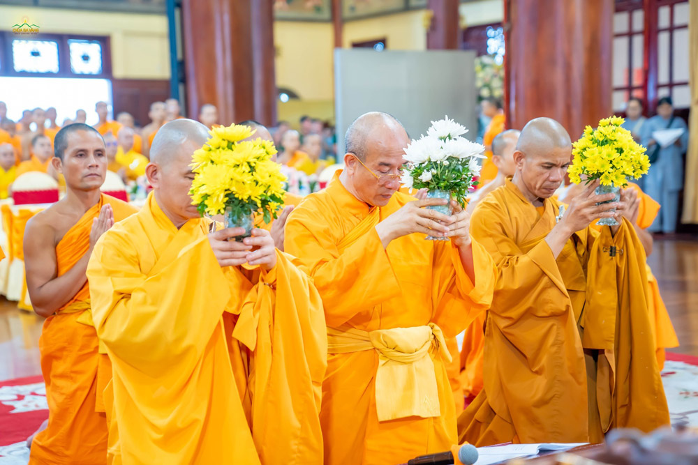 Chư Tôn đức Tăng thành kính dâng hoa cúng Tổ Sư