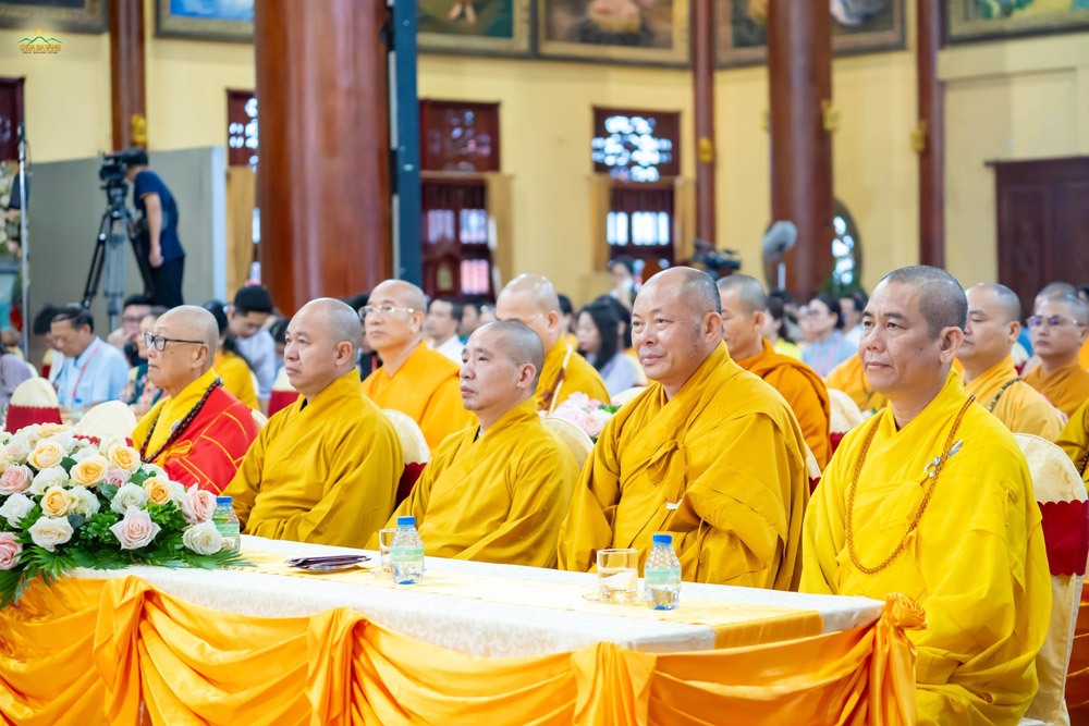 Chư Tôn Trưởng lão Hòa thượng, chư Thượng tọa cùng chư Tôn thiền đức quang lâm chứng minh, tham dự chương trình