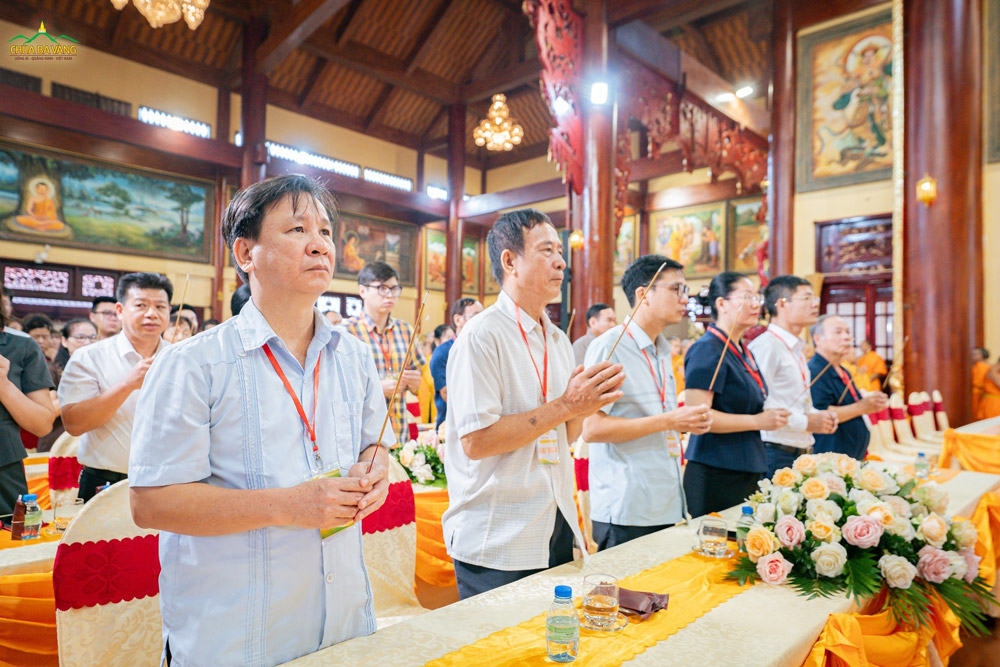 Quý vị đại biểu, khách quý hướng tâm theo nghi thức cúng Tổ