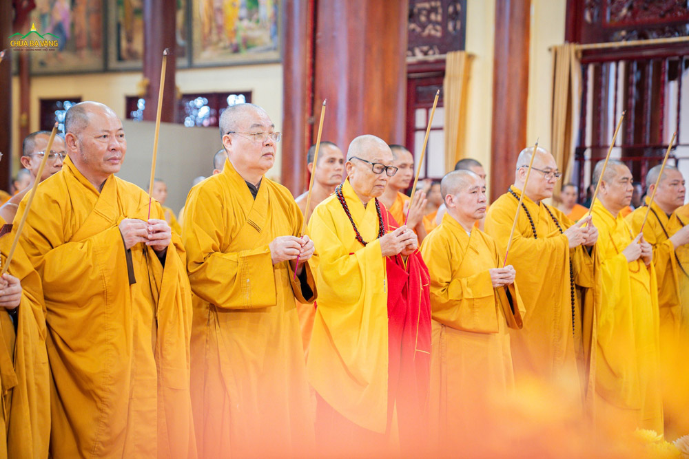 Chư Tôn Trưởng lão Hòa thượng, chư Thượng tọa cùng chư Tôn thiền đức quang lâm chiếu lễ, dâng hương cử hành nghi thức cúng Tổ