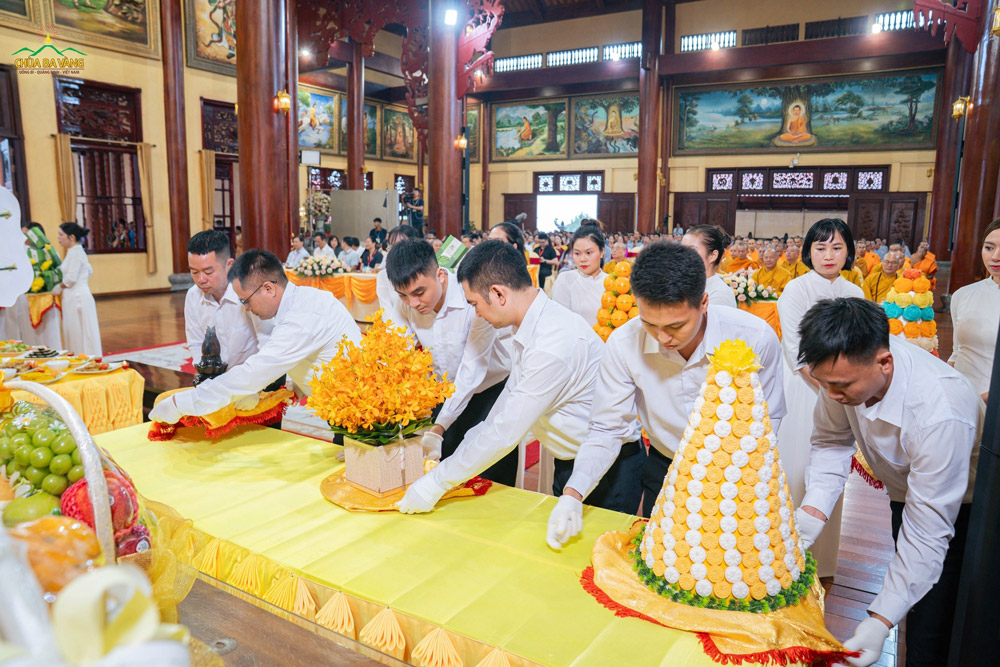“Chúng con lễ mọn thiết tha. Hương hoa năm đức tỏa ra khắp vùng. Mong trên Đức Tổ đoái cùng. Phiêu diêu khắp cõi nhân gian cứu đời. Tuệ minh chiếu sáng rạng ngời. Chúng con chí thiết đầu thành ngưỡng mong.”