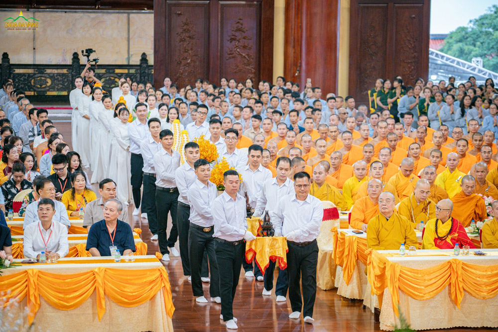 Hôm nay, nhân lễ tưởng niệm 268 năm ngày Đức Tổ Sư viên tịch, để bày tỏ tấm lòng tôn kính và tri ân sâu sắc, hàng Phật tử thiện nam tín nữ đã thành tâm chuẩn bị những phẩm vật thanh tịnh để dâng cúng lên Tam Bảo, cúng dường Đức Tổ Sư