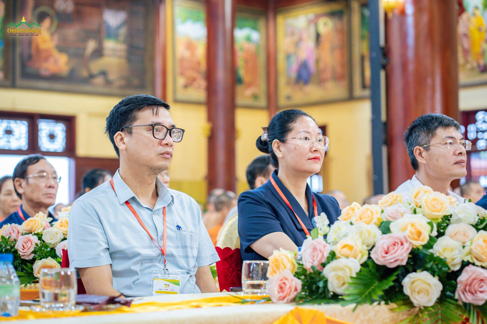Quý vị đại biểu, khách quý tham dự chương trình