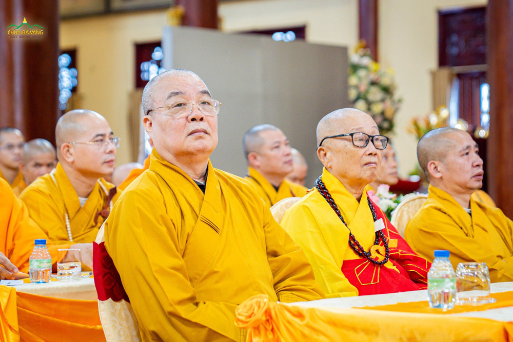 Trưởng lão Hòa thượng Thích Thanh Nhiễu - Ủy viên Thường trực HĐCM, Phó Chủ tịch Thường trực HĐTS TW GHPGVN quang lâm chứng dự Đại lễ