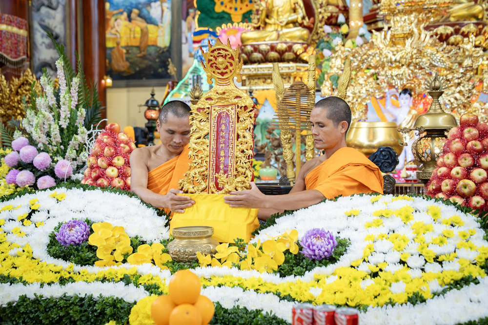 Chư Tăng an vị linh vị Tổ Sư tại hương án