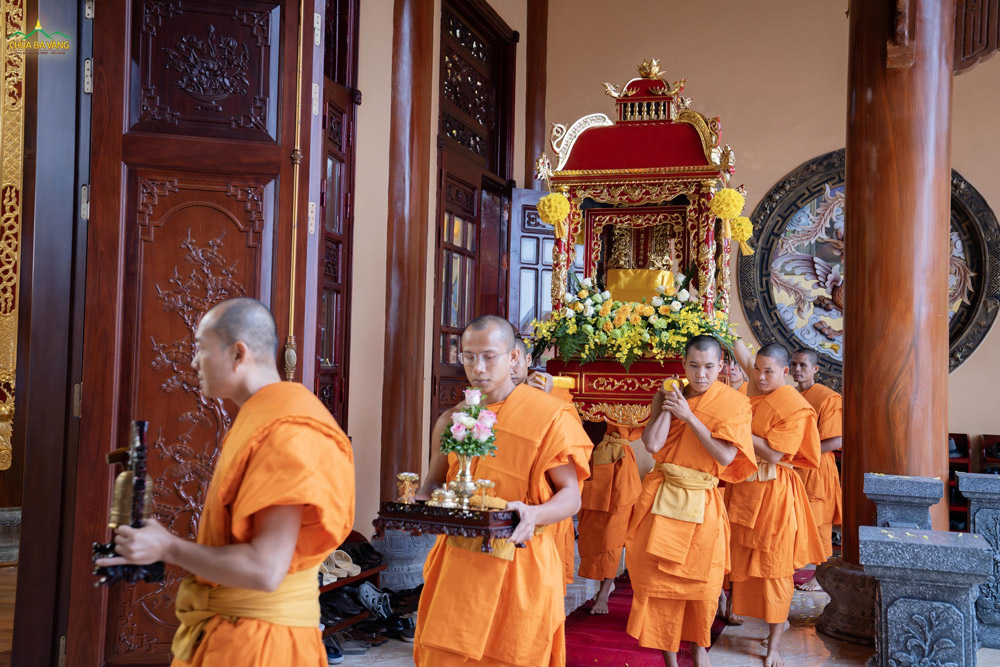 Chư Tôn đức Tăng cung rước linh vị Tổ Sư Trúc Lâm Ma Ha Sa Môn Tuệ Bích Phổ Giác quang lâm Đại hùng Bảo điện