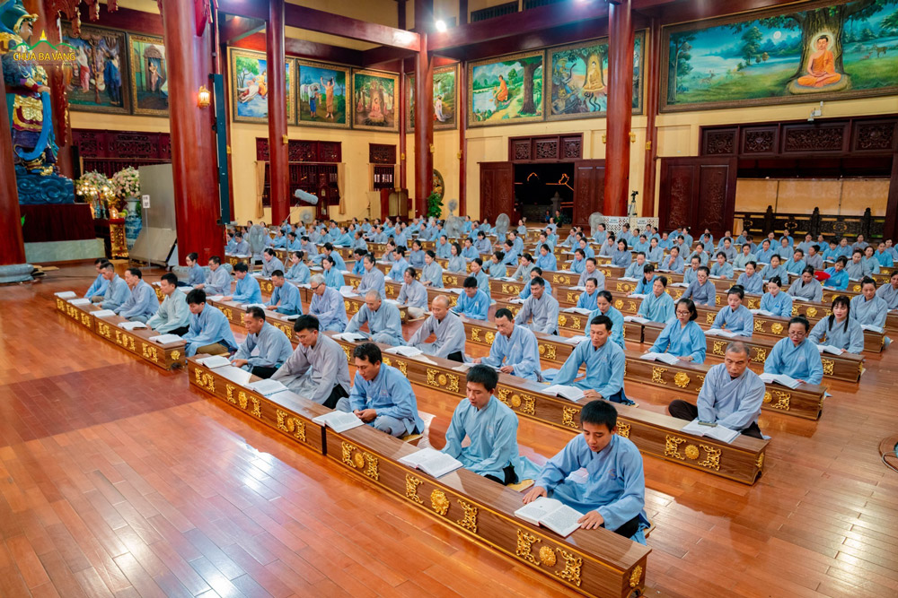 Các Phật tử tinh tấn tu tập sám hối không quản ngày đêm