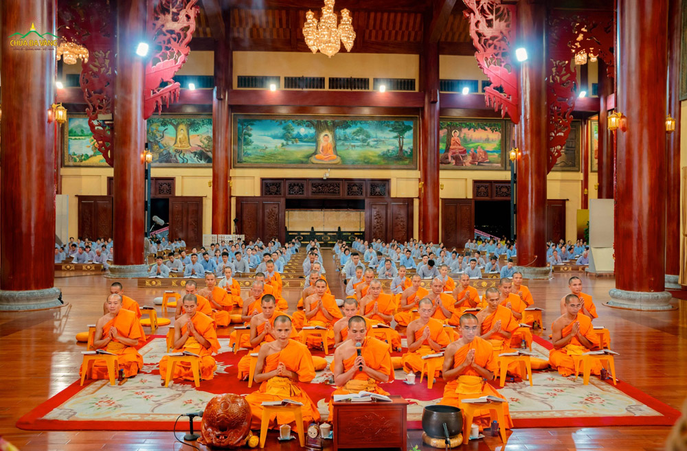 Trong suốt thời gian diễn ra Pháp đàn, chư Tôn đức luôn hiện diện để dẫn chúng, hướng tâm cho quý Phật tử, Nhân dân được thực hành pháp sám hối