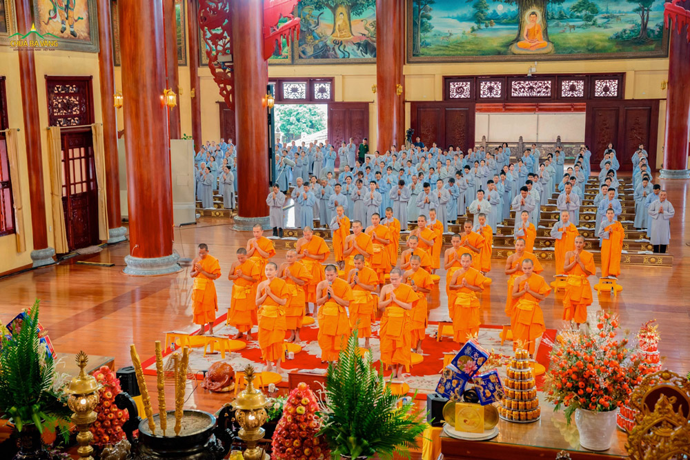 Chư Tôn đức Tăng Ni quang lâm, tác lễ tụng kinh Lương Hoàng Bảo Sám để quý Phật tử, Nhân dân được hướng tâm theo tu tập