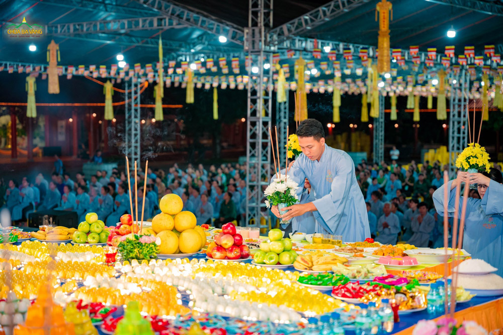 Phật tử dâng hương hoa cung thỉnh theo sự hướng dẫn của chư Tăng