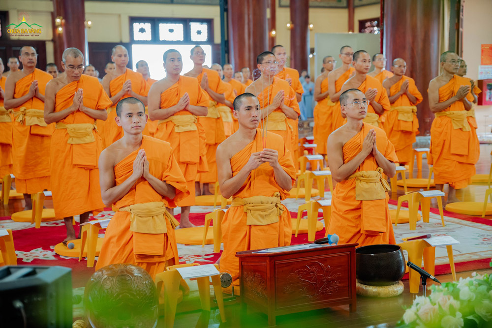 Đối trước ngôi Tam Bảo, chư Tôn đức niêm hương, bạch Phật, tác lễ kết Pháp đàn Lương Hoàng Bảo Sám