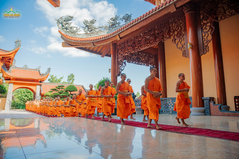 Chư Tôn đức Tăng quang lâm Đại hùng Bảo điện, tác lễ kết sám hối kinh Lương Hoàng Bảo Sám