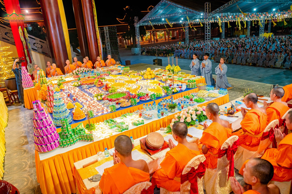 Chư Tăng tác lễ cầu siêu chẩn tế cho các chúng tâm linh trong Pháp đàn Lương Hoàng Bảo Sám