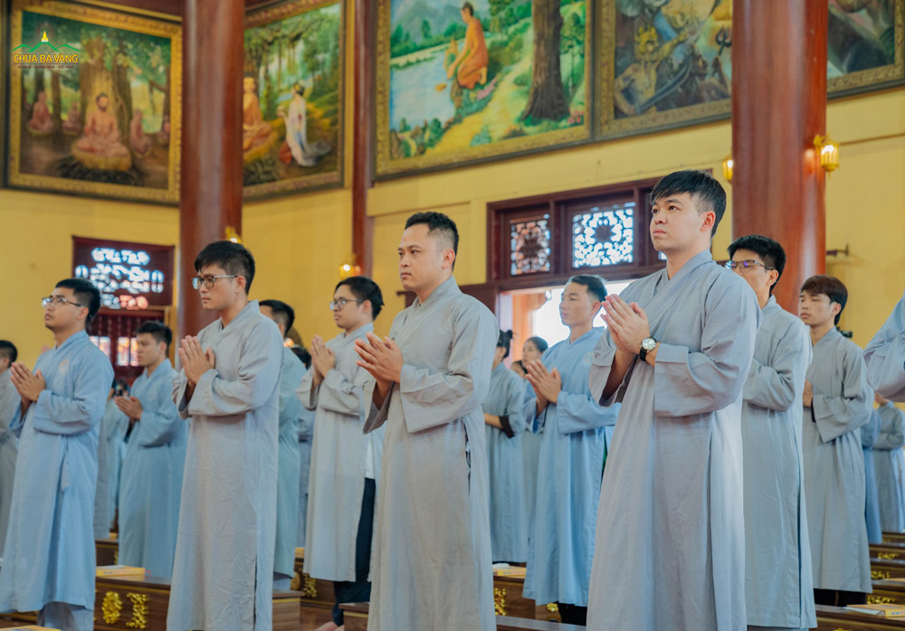 Hiểu được công năng thù thắng của pháp sám hối, trong suốt ba ngày ba đêm vừa qua, nương lòng từ của trên Sư Phụ và oai đức từ chư Tôn đức Tăng, các Phật tử, Nhân dân đã chí thành tu tập, sám hối lỗi lầm đã từng gây tạo, mang công đức tu tập mà thành tâm sám hối thay cho cha mẹ, người thân cũng như chúng sinh các cõi