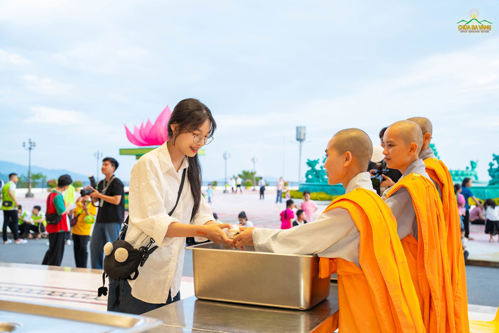 Các bạn đón nhận cơm nắm từ chư Ni sau khi kết thúc Khóa tu
