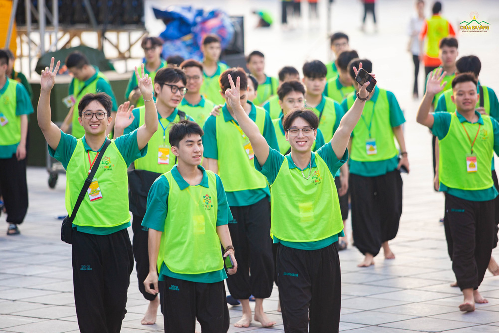 Các bạn trẻ nở nụ cười hân hoan, cùng nhau khởi đầu ngày mới tràn đầy hạnh phúc và năng lượng tích cực