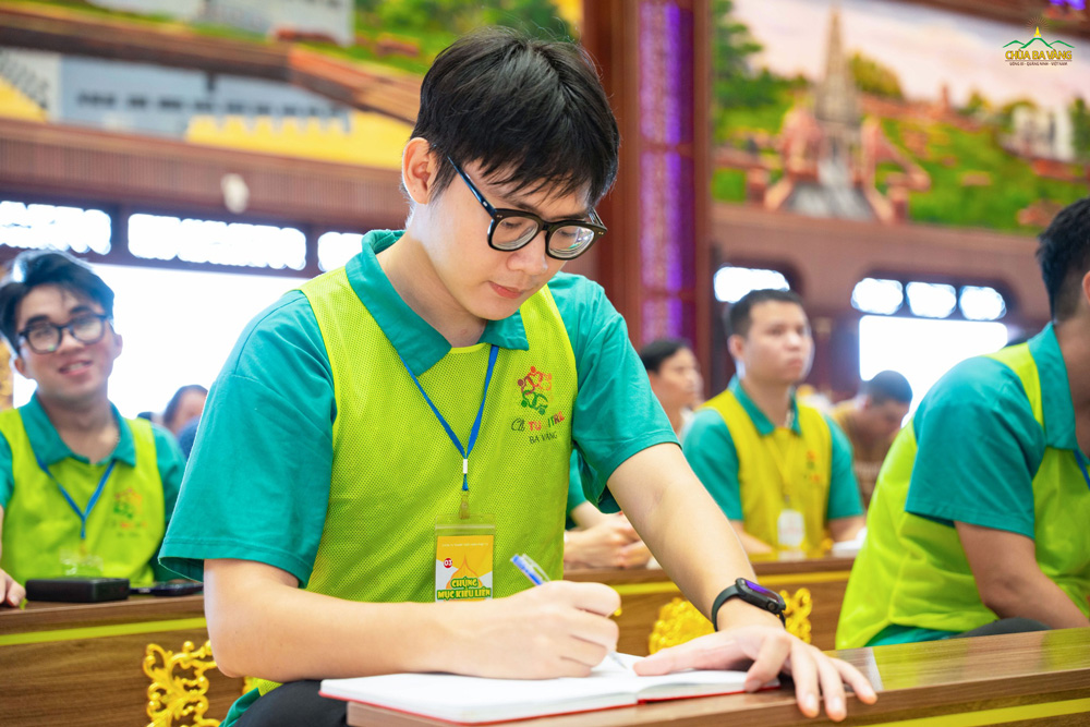 Bạn trẻ ghi lại những lời chỉ dạy trên Sư Phụ trong buổi nghe Pháp